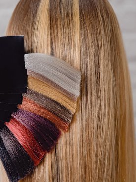 Mulher Loira De Costas E Ao Seu Lado Varias Madeixas Com Cores Diferentes
