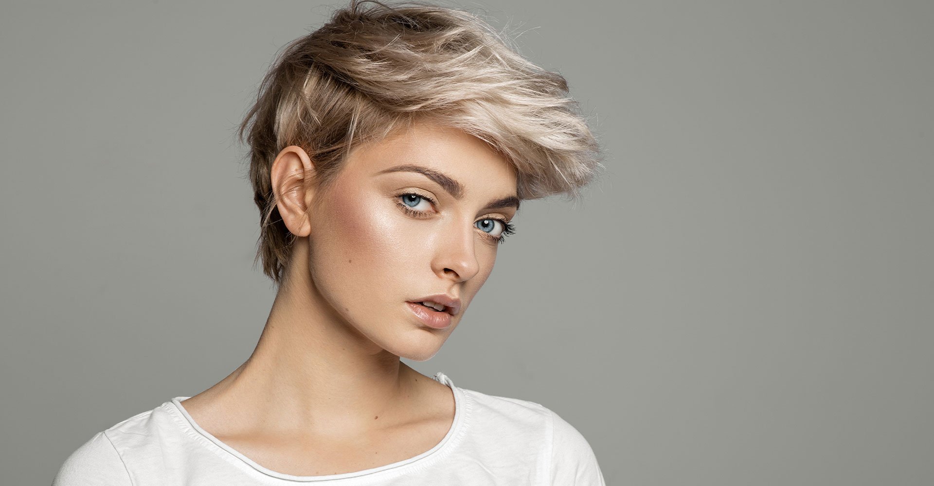 Modelo com cabelo curto loiro