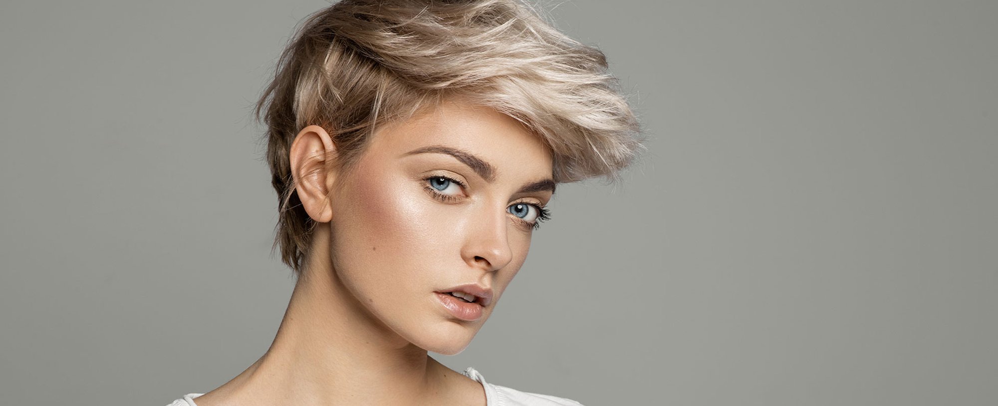 Modelo com cabelo curto loiro