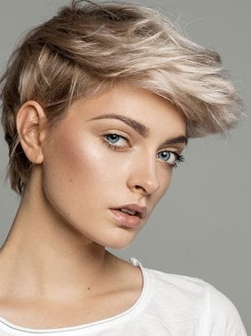 Modelo com cabelo curto loiro