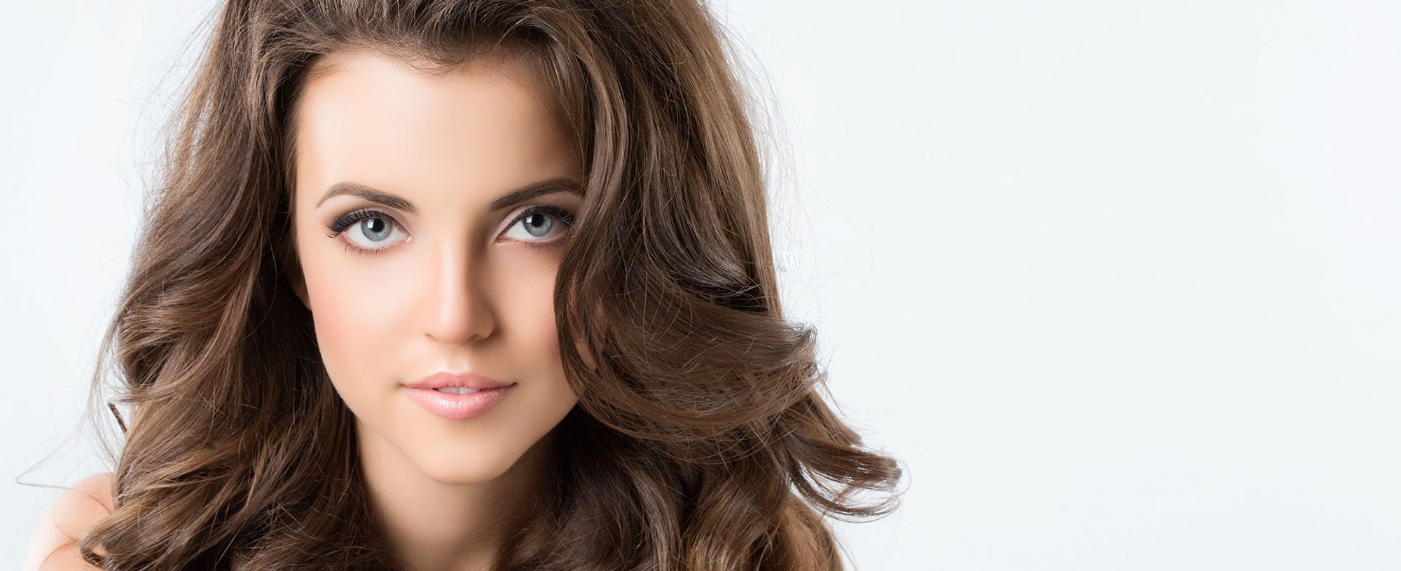 Modelo Com Cabelo Castanho Escuro Levemente Ondulado Nas Pontas