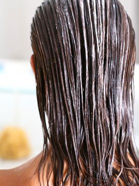 Modelo De Costas Com Um Produto Gel No Seu Cabelo