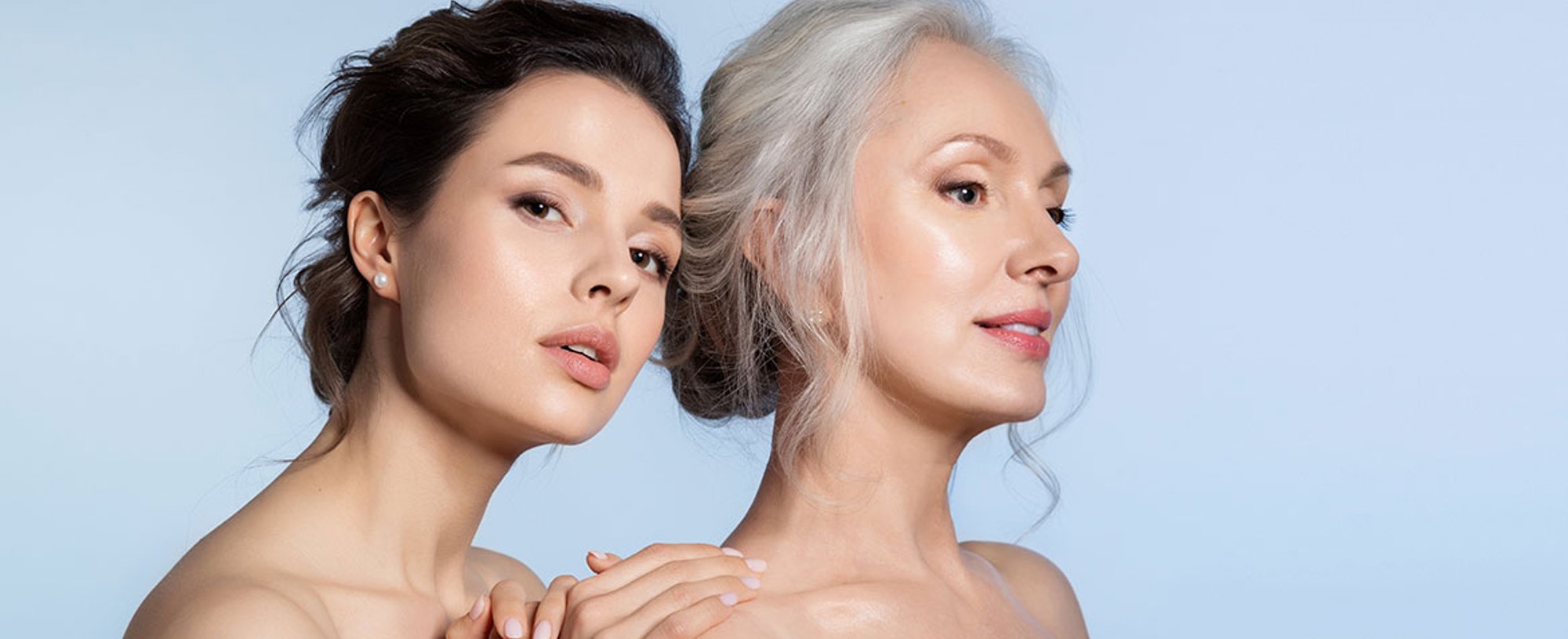 Duas modelos uma com cabelos pretos mais jovem e outra mais velha com cabelos brancos