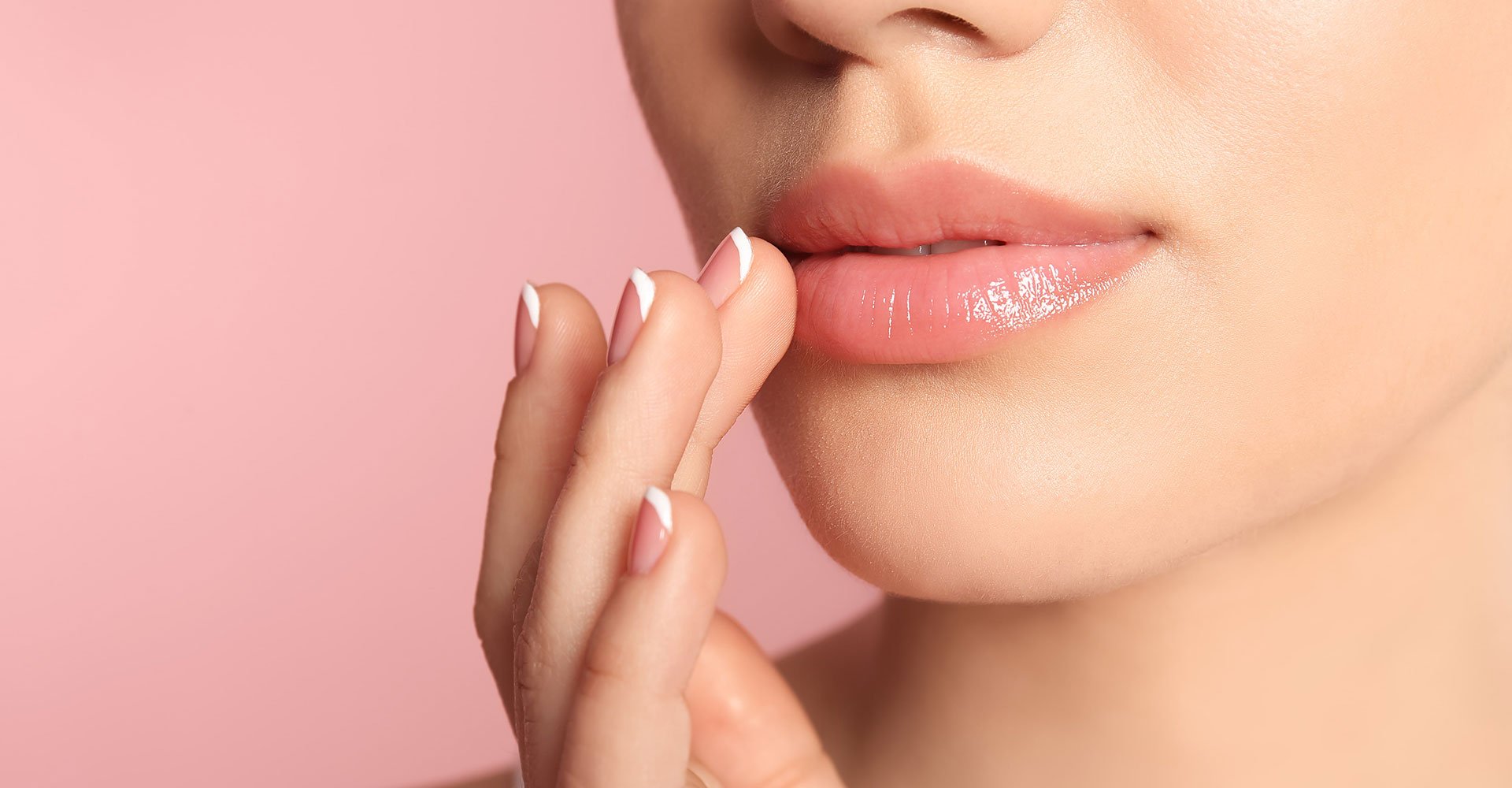 Mulher Passando Produto Em Seus Labios