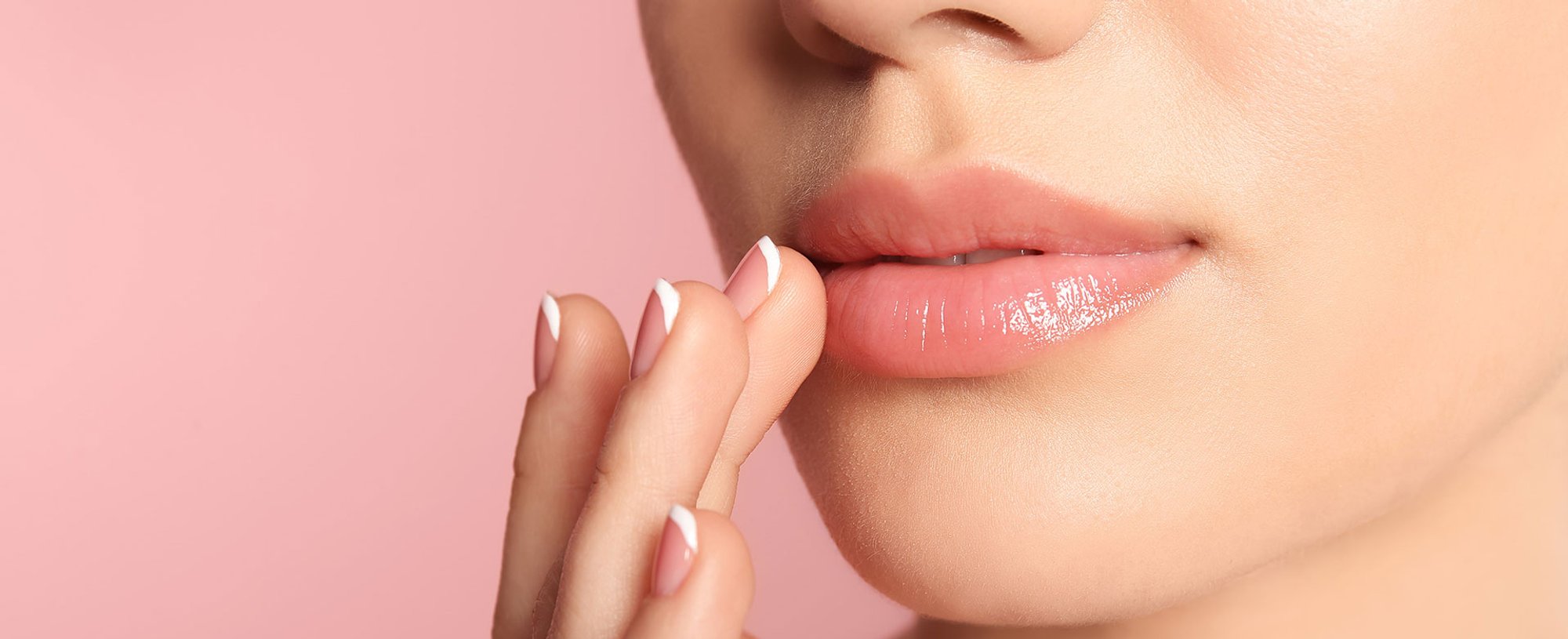 Mulher Passando Produto Em Seus Labios