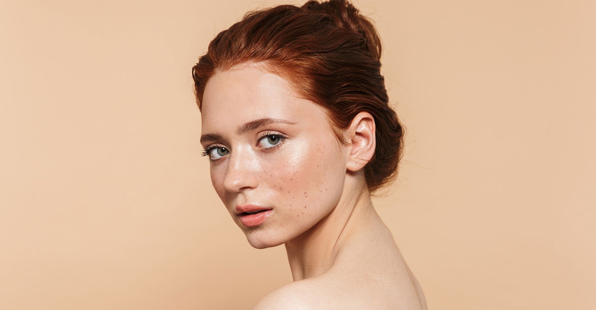 Modelo Com Cabelo Ruivo Com Coque