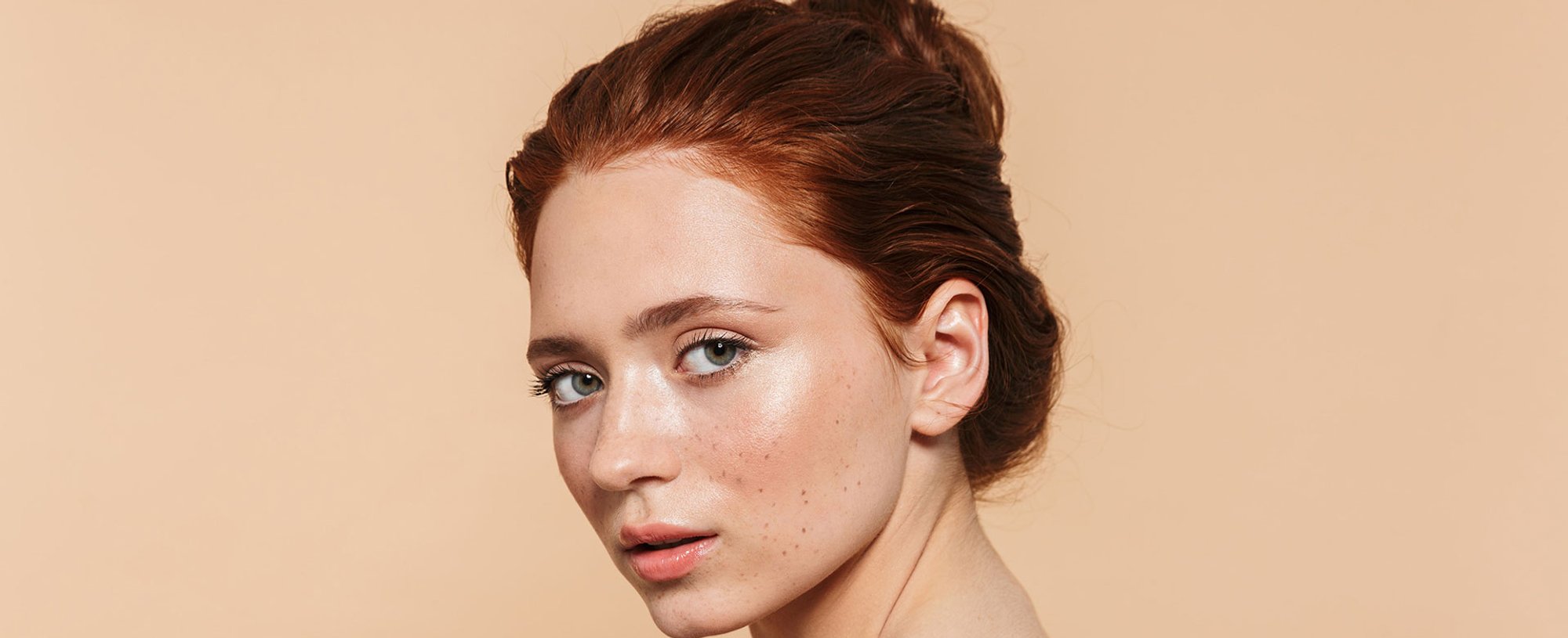 Modelo Com Cabelo Ruivo Com Coque