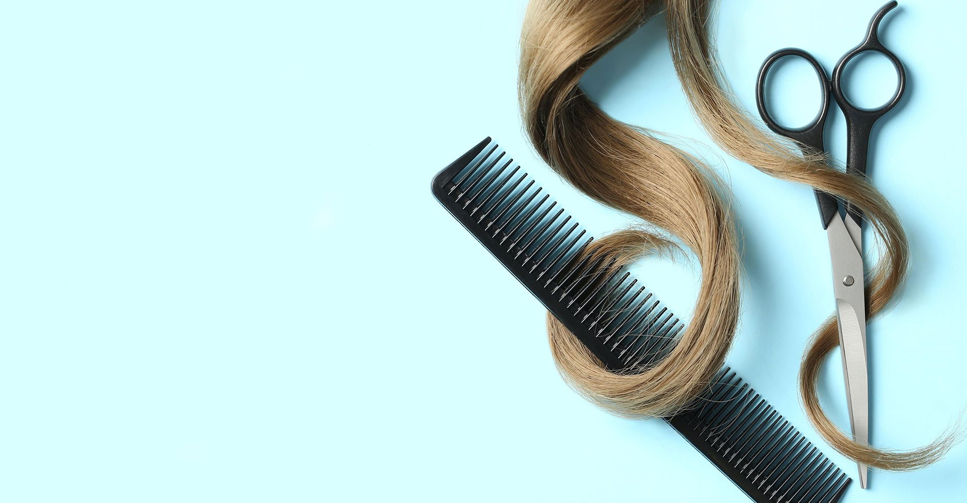 Cabelo entre um pente e uma escova