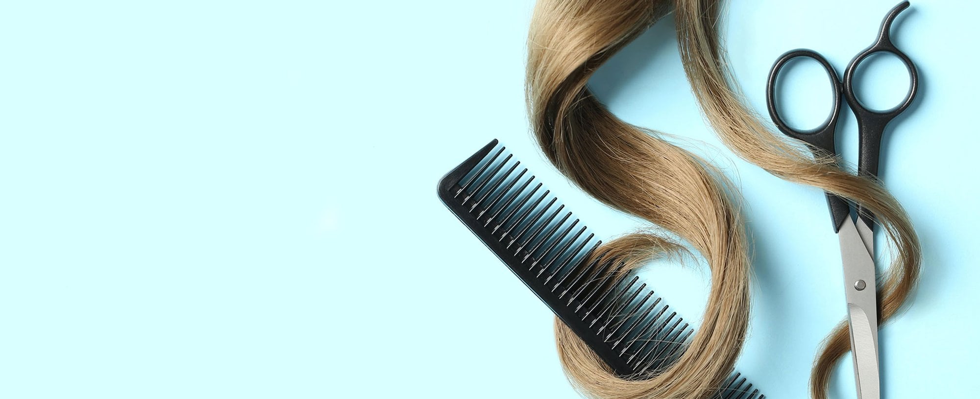 Cabelo entre um pente e uma escova