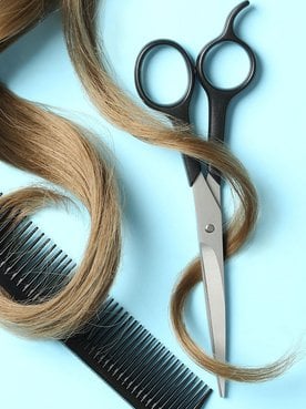 Cabelo entre um pente e uma escova