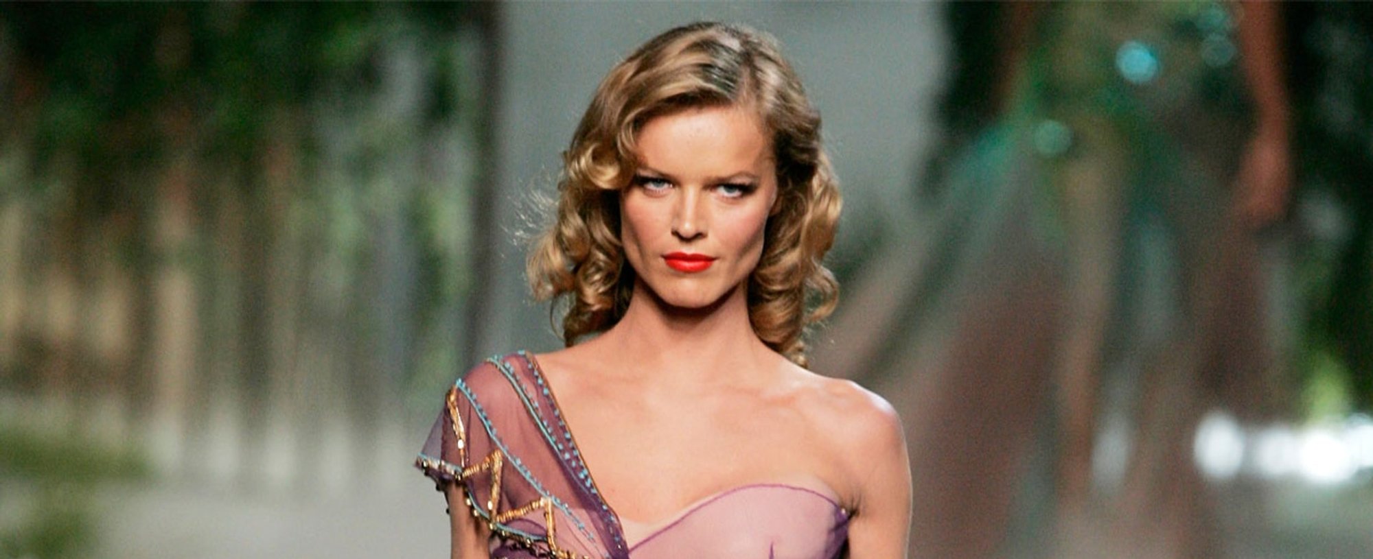 Imagem Da Modelo Eva Herzigova Com Seus Cabelos Loiros E Ondulados
