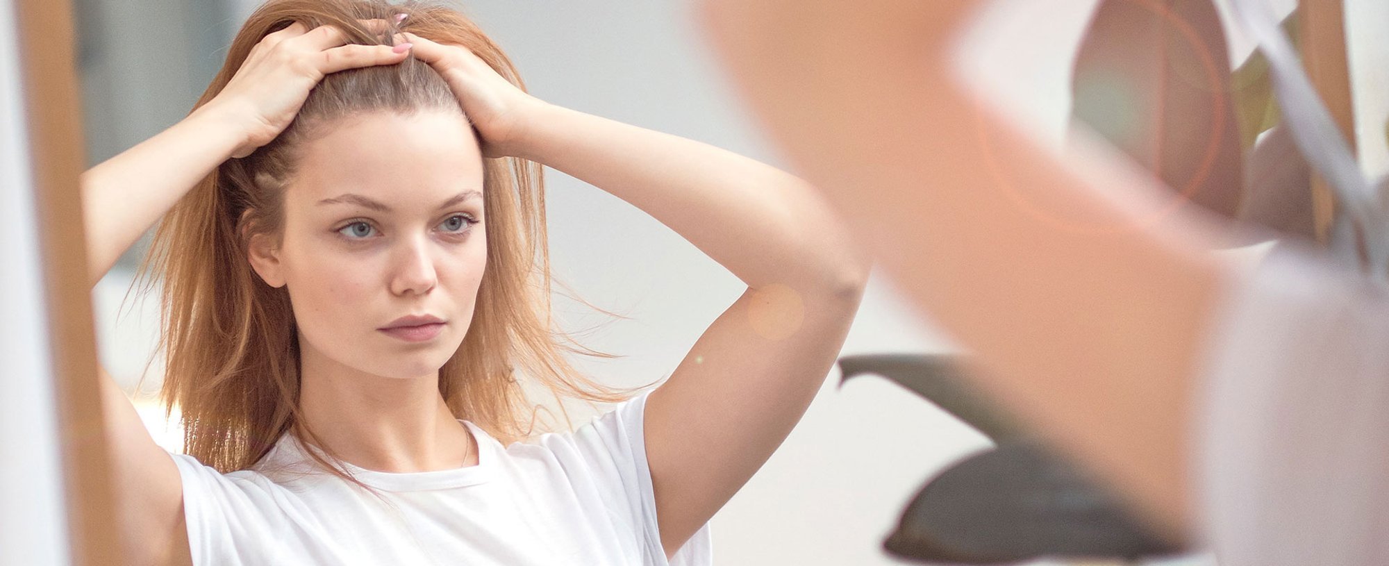 Modelo Loira Observando Seus Cabelos No Espelho