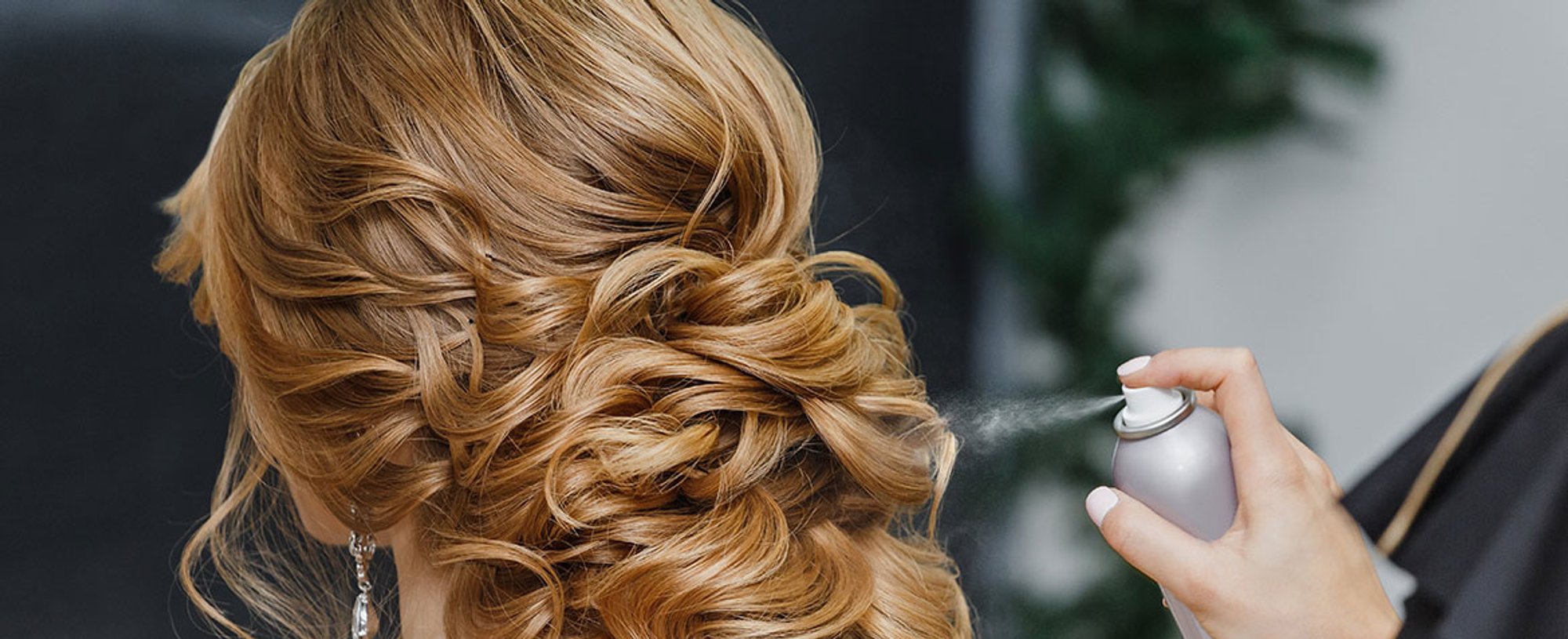Imagem De Uma Pessoa Passando Laque No Cabelo