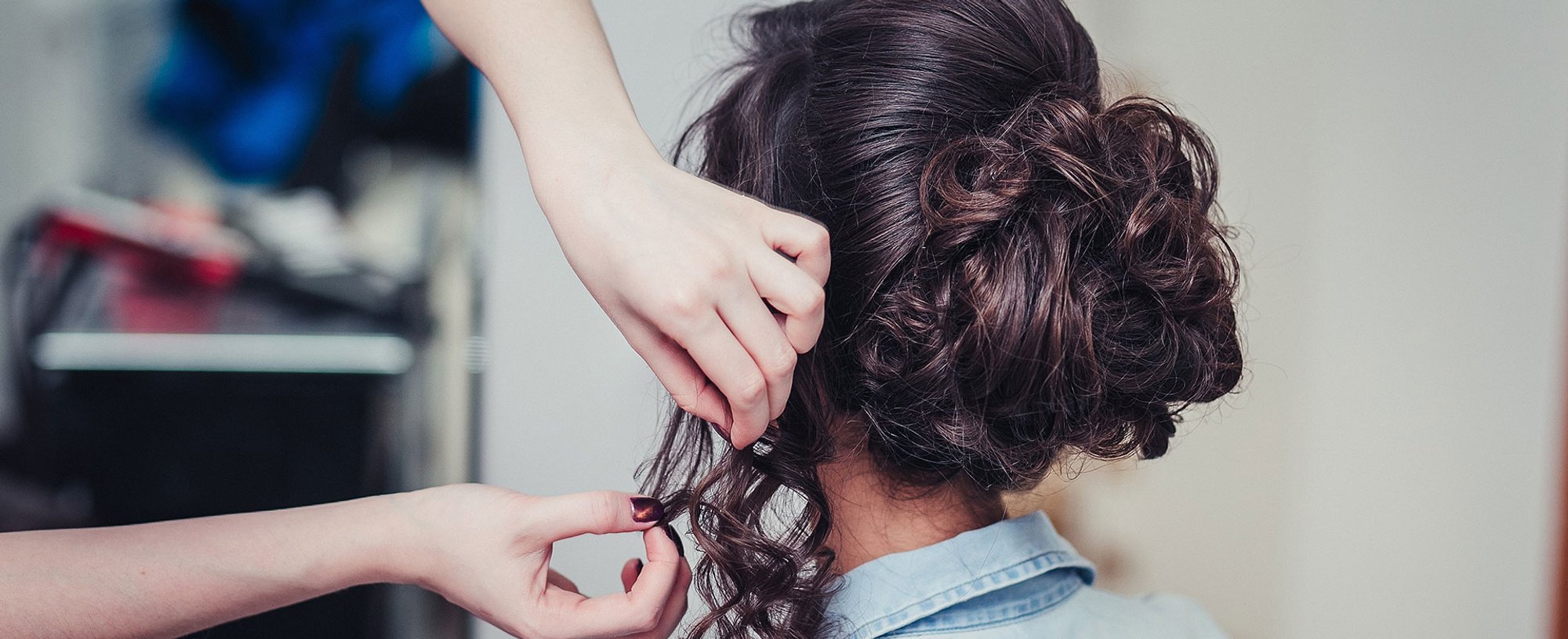 Modelo De Costas Enquanto Uma Pessoa Ajeita Seu Cabelo Com Coque