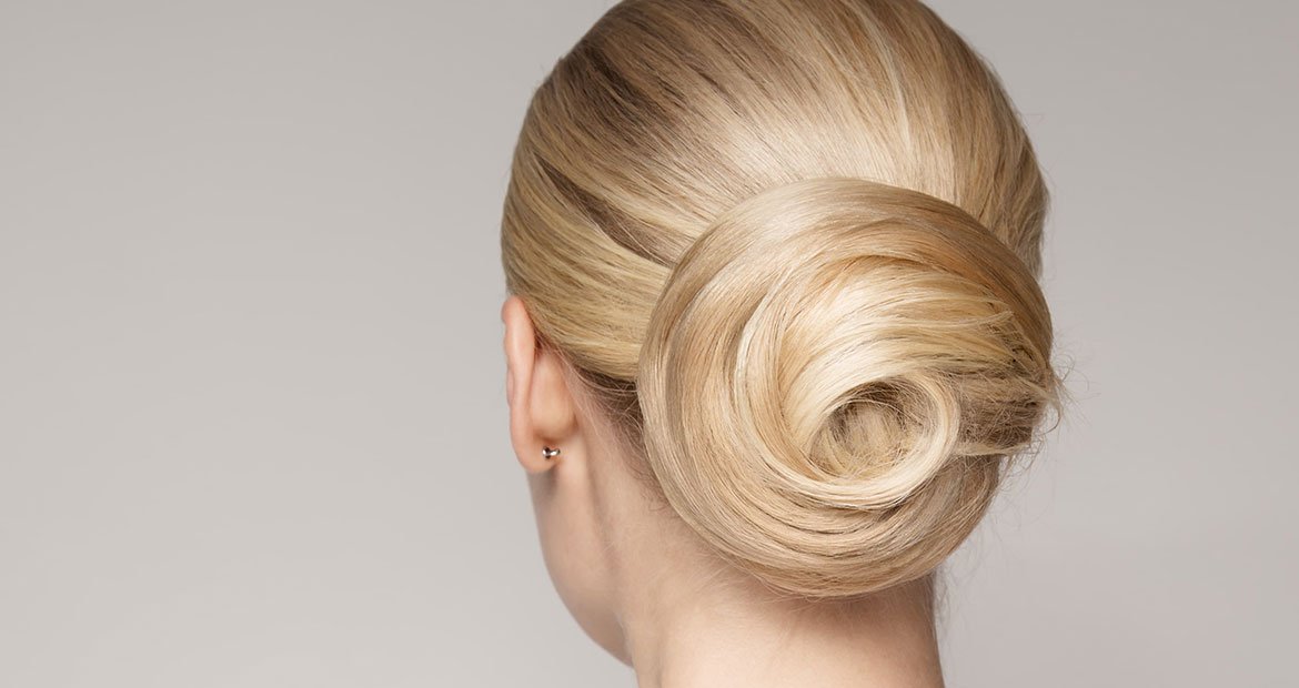 Imagem de modelo de costas loiras com cabelo enrolado