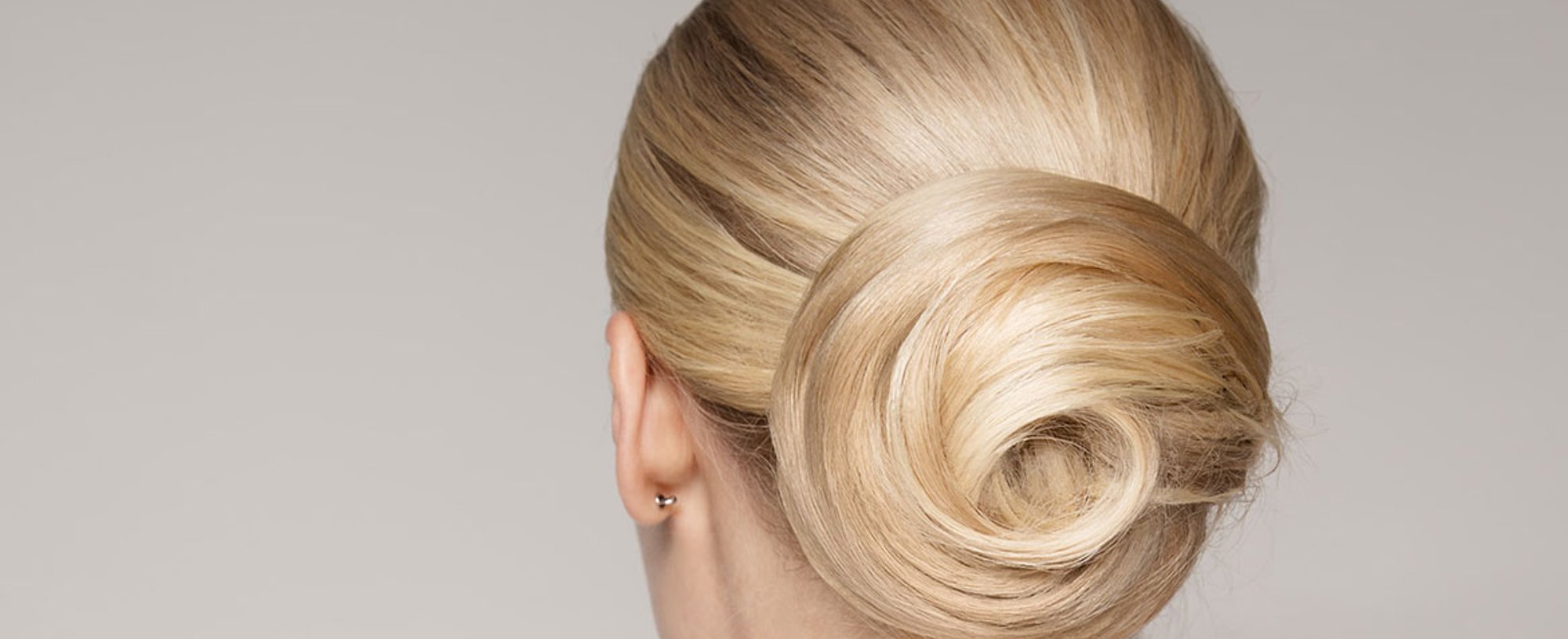 Imagem de modelo de costas loiras com cabelo enrolado