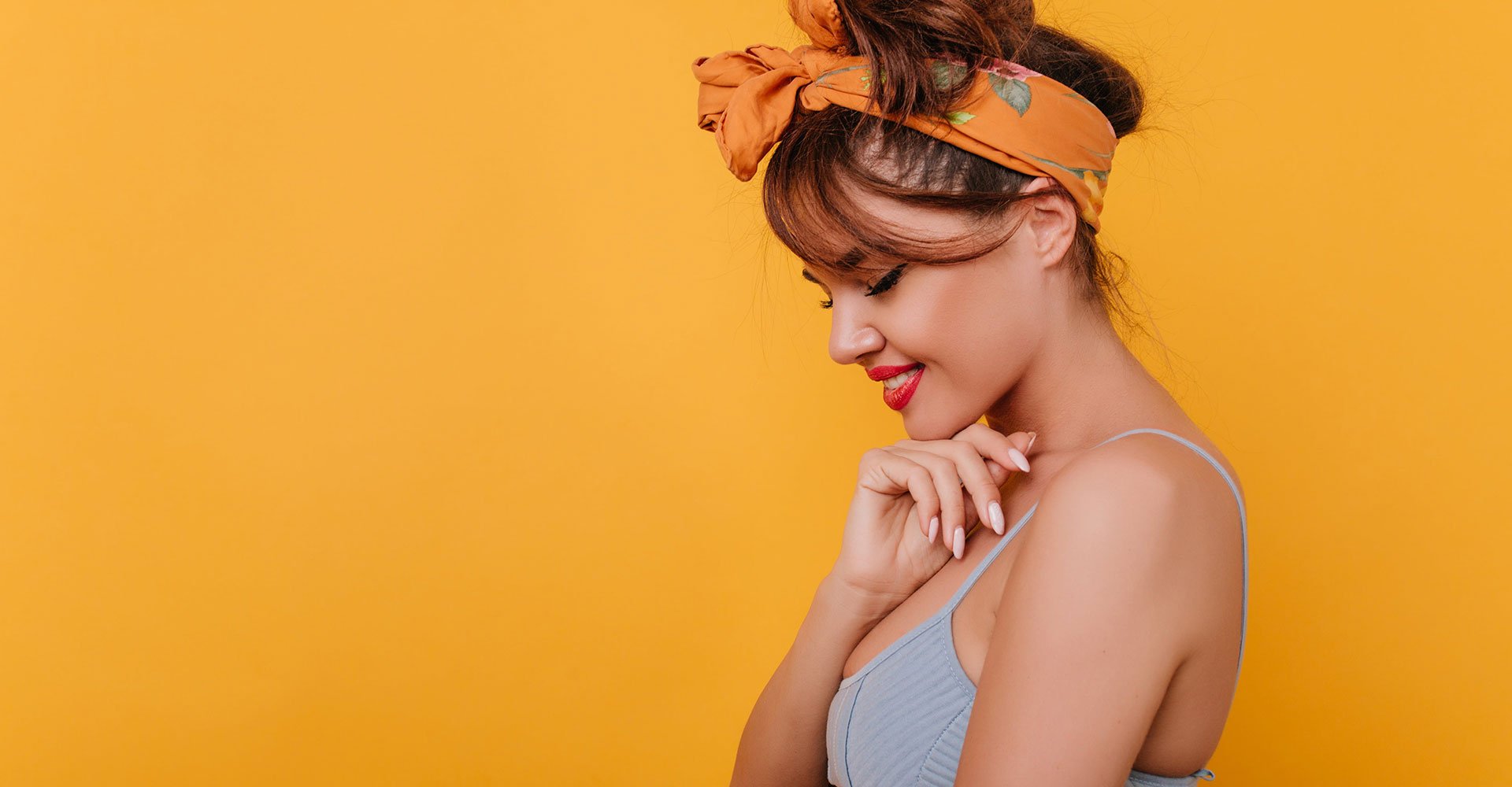 Modelo Com Foto Lateral Com Coque No Cabelo E Lenco