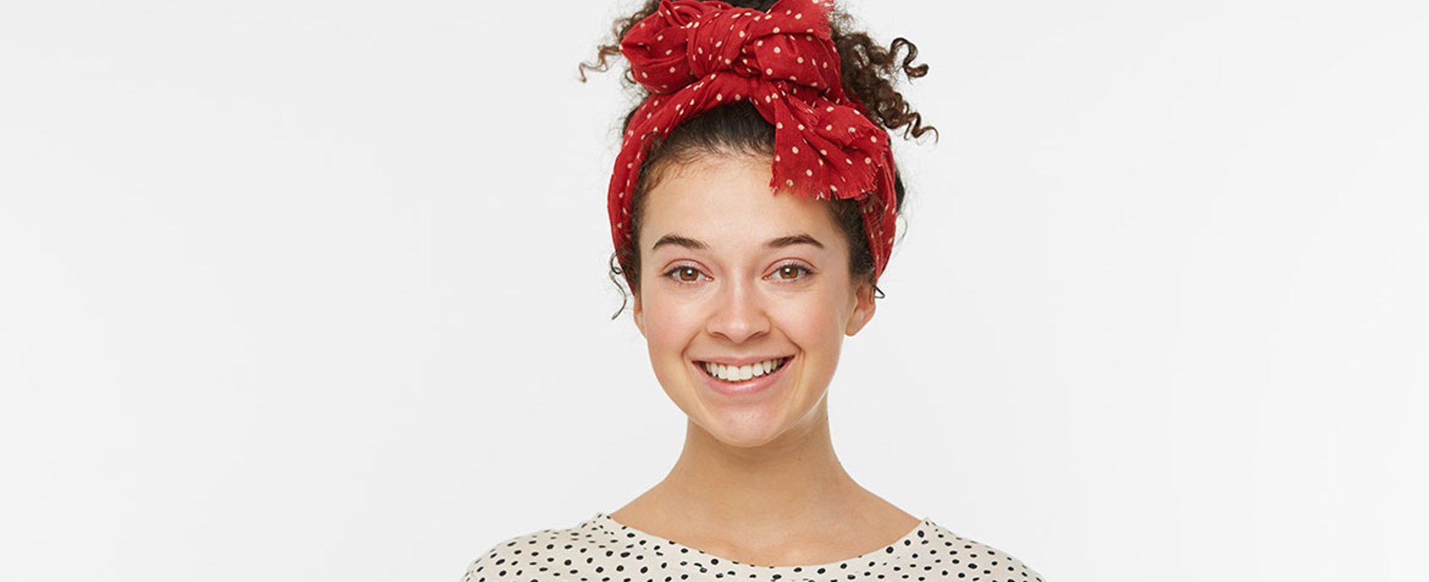 Mulher Morena Sorrindo Com Lenco No Cabelo