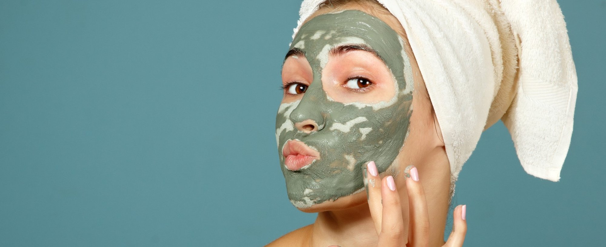 Modelo branca com argila verde no rosto