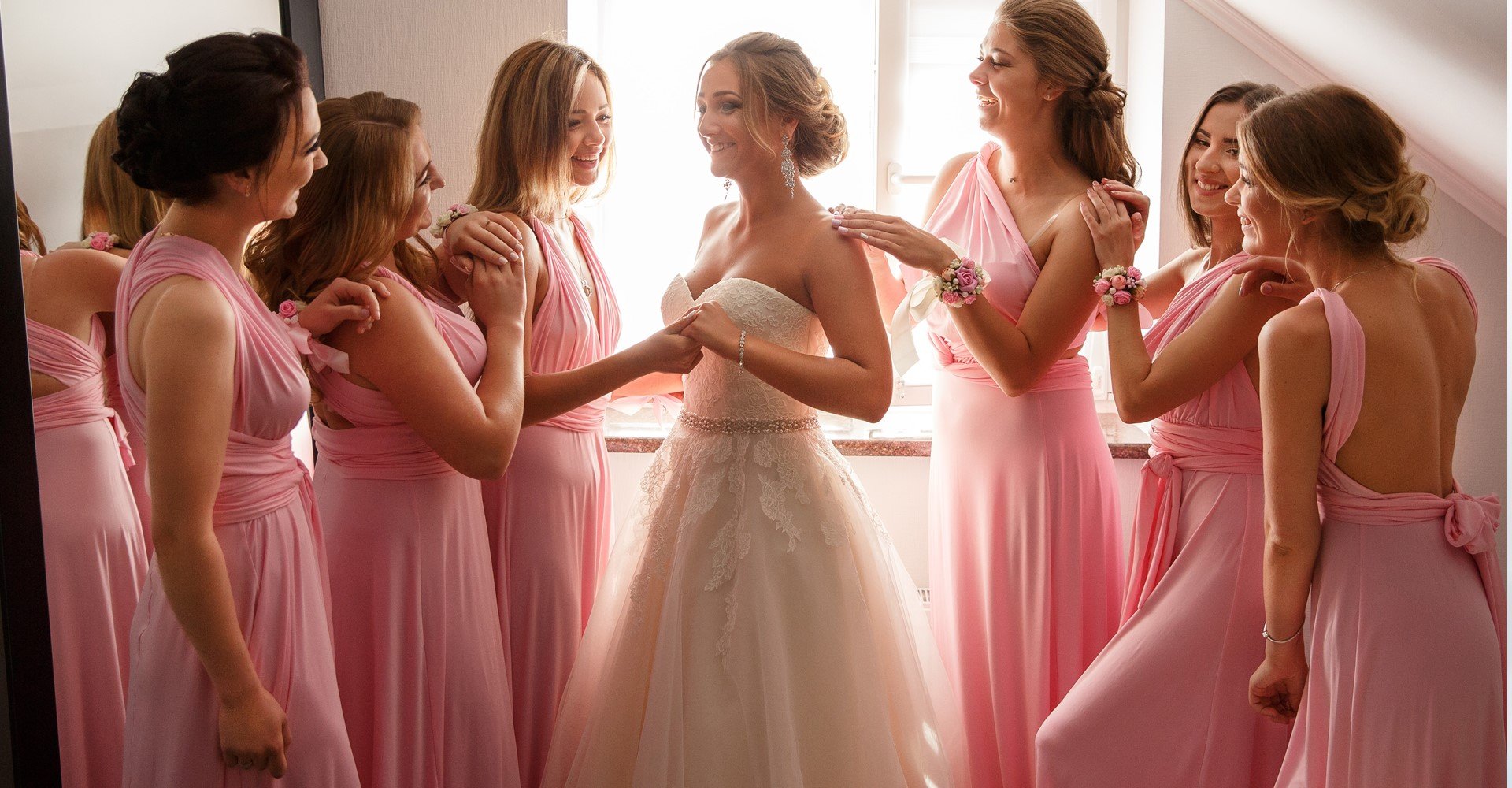 Várias modelos vestidas de noivas