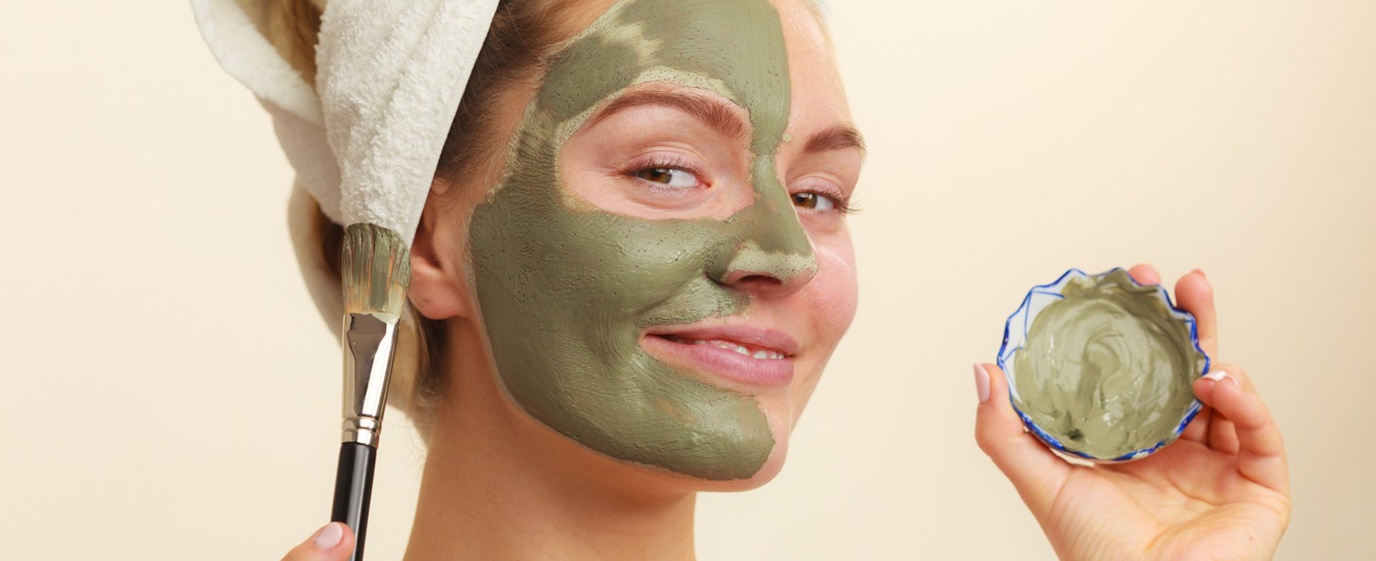 Modelo branca com argila verde no rosto