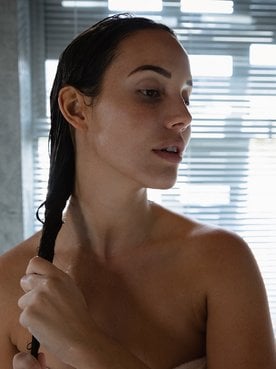 Modelo branca com o cabelo molhado