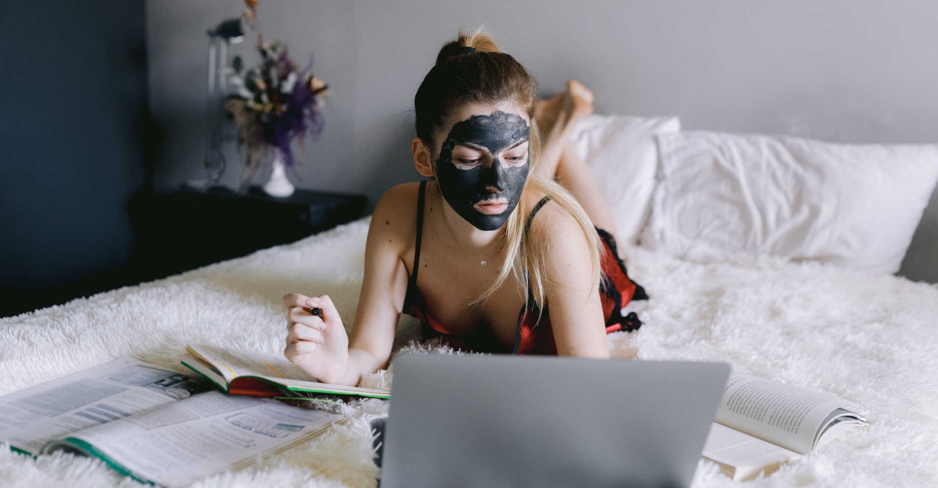 3445 6 Momentos Perfeitos Para Usar Uma Mascara Facial Sua Serie Favorita E Home Office