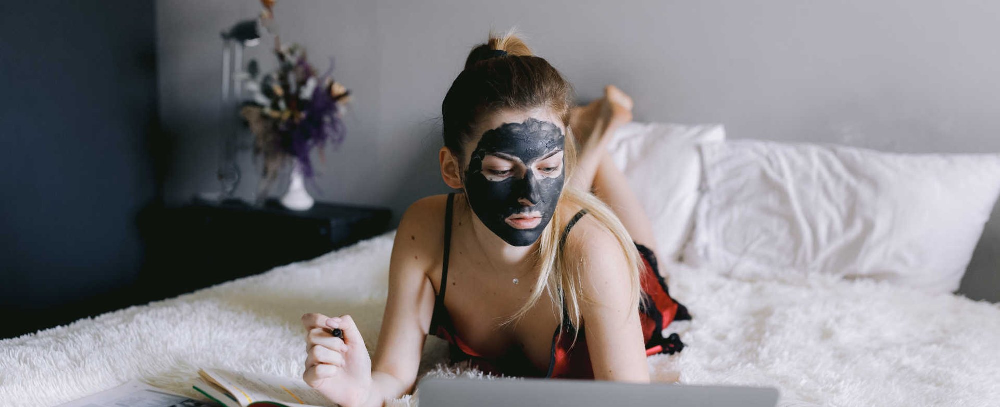 3445 6 Momentos Perfeitos Para Usar Uma Mascara Facial Sua Serie Favorita E Home Office