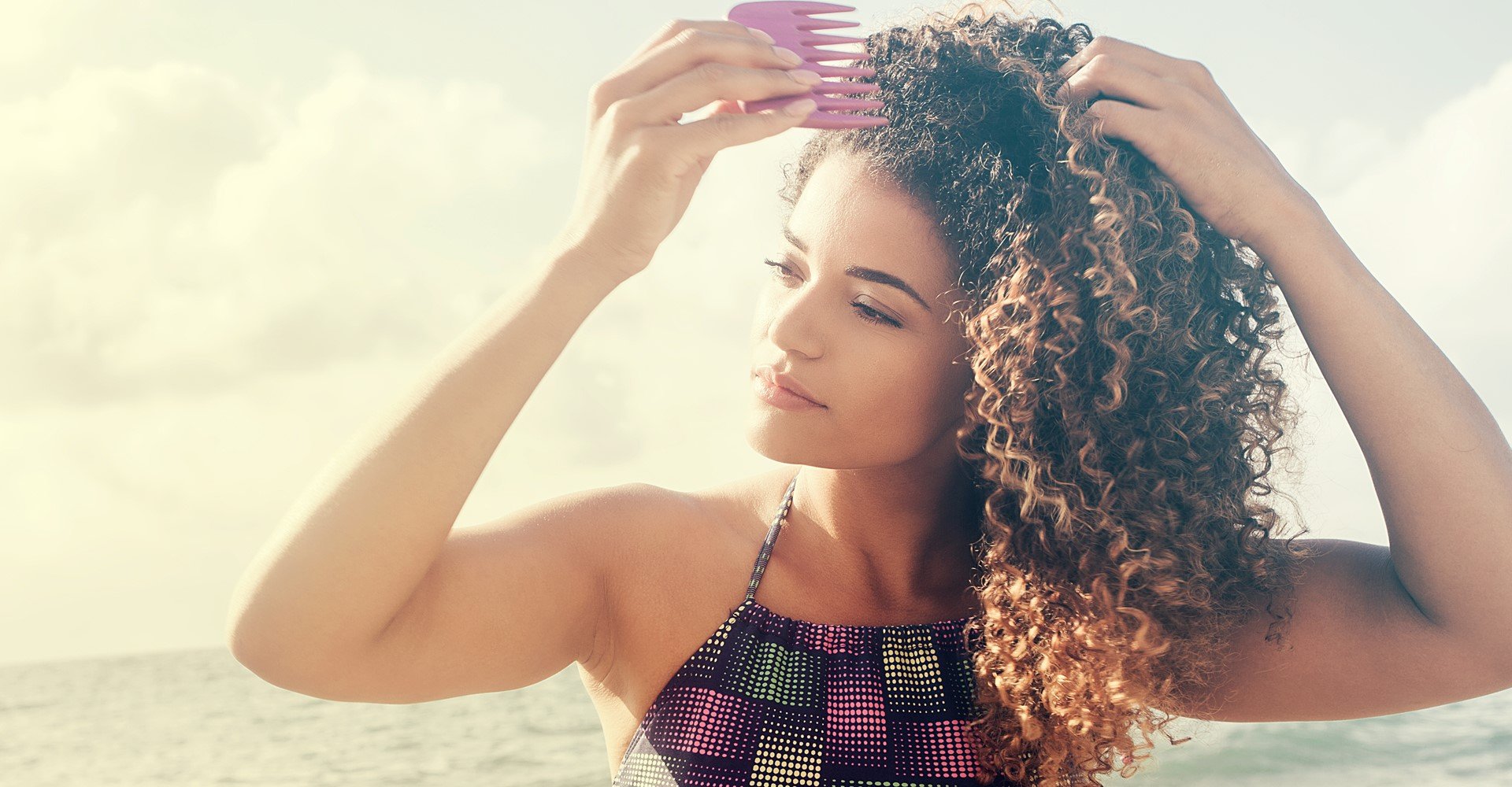 3476 Cabelo Cacheado Na Praia 6 Itens Essenciais Para Curtir O Verao Com Cachos Perfeitos