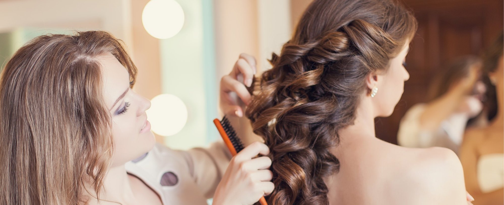 Profissional fazendo penteado em modelo branca