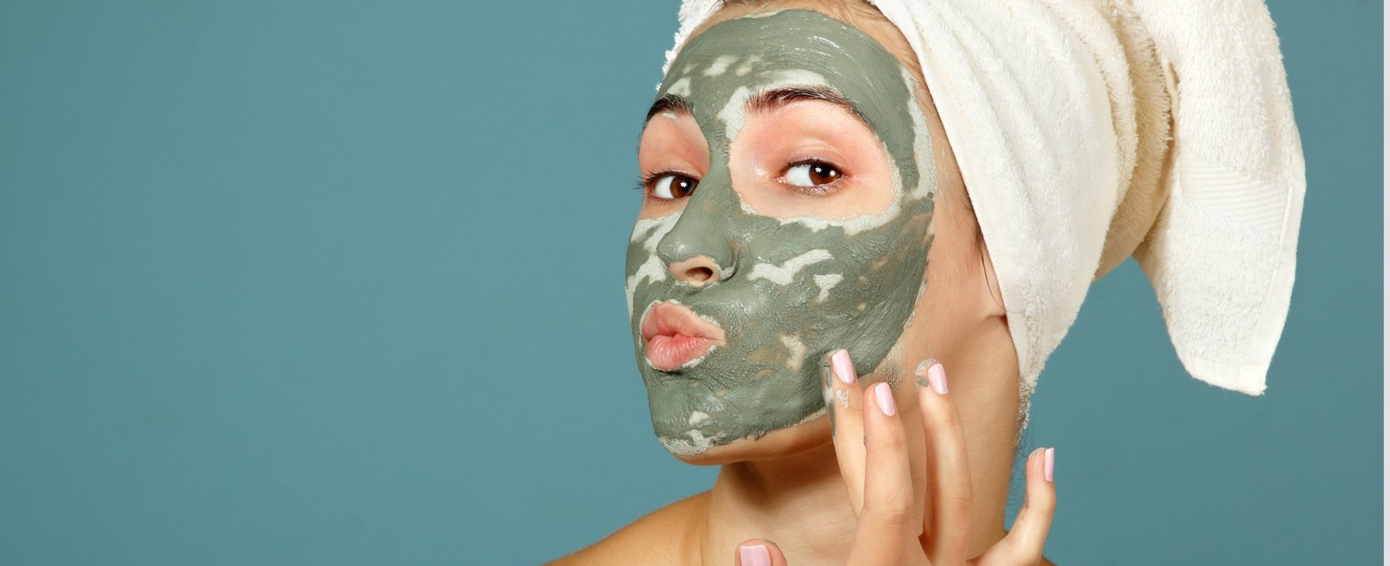 Modelo com argila verde no rosto