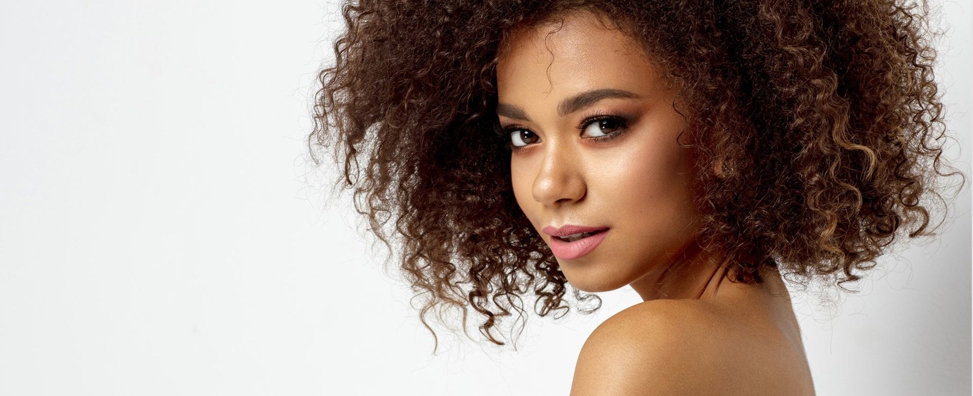 Modelo negra com cabelo cacheado