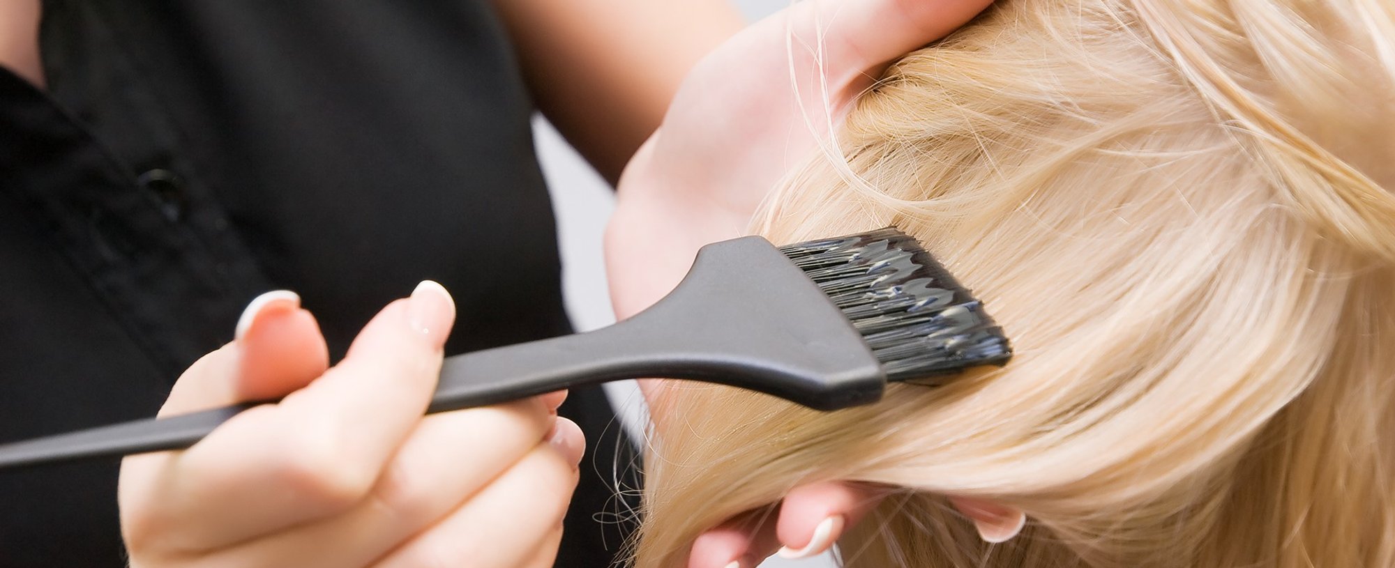 Profissional pintando cabelo de loiro