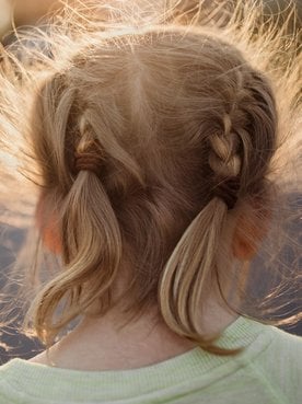 Modelo de costas com cabelo loiro com frizz