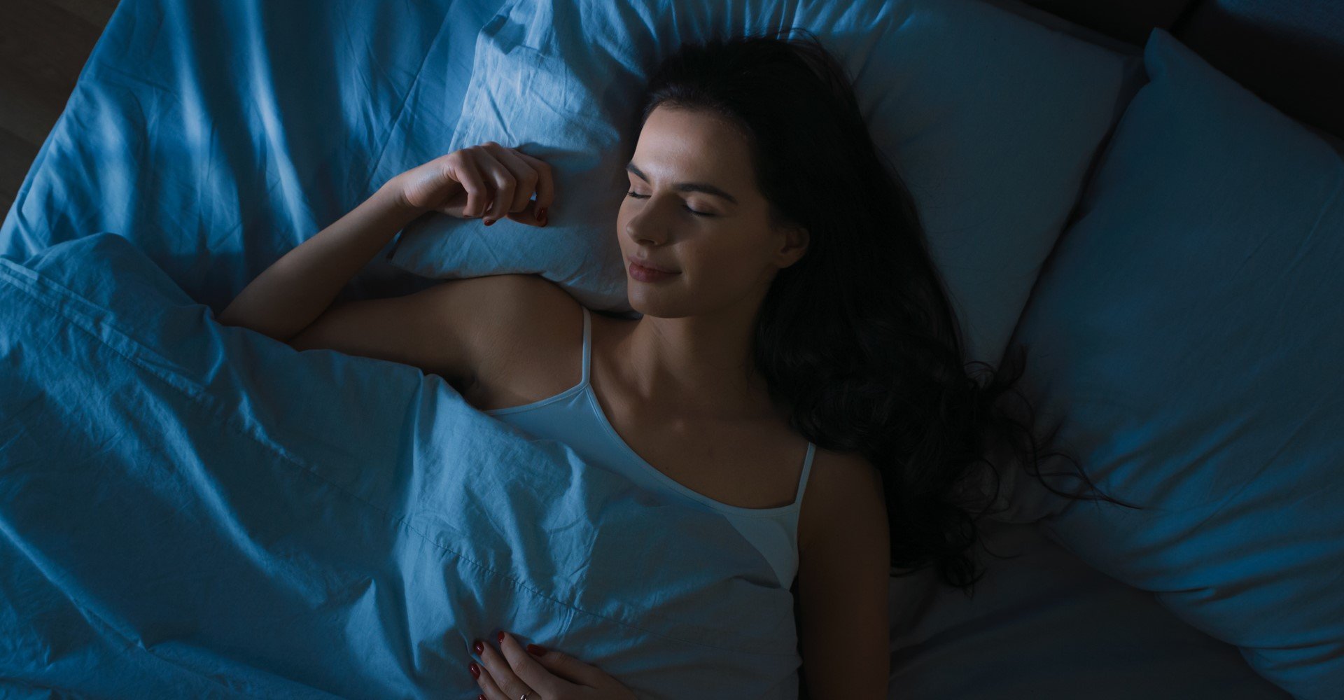 Modelo branca deitada na cama