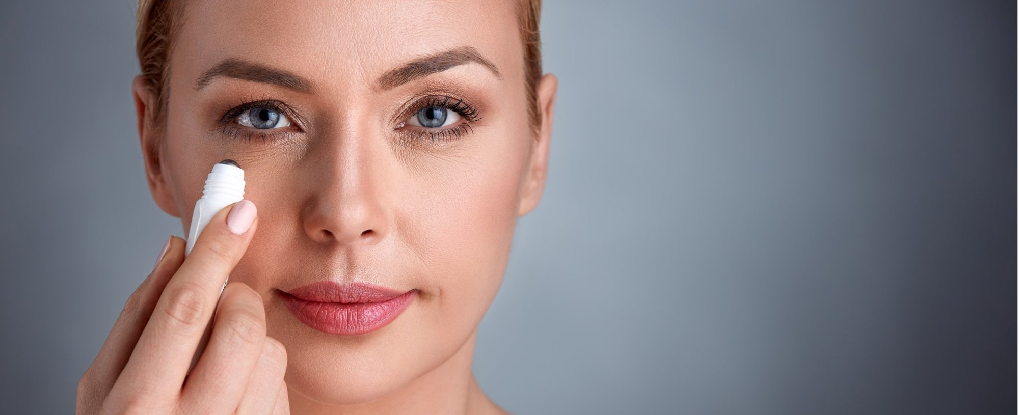 Modelo branca passando produto no rosto