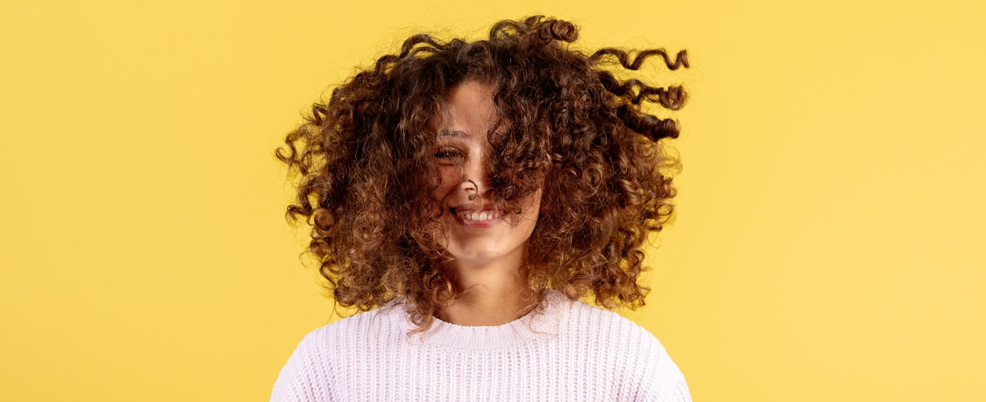 Modelo branca com cabelo cacheado