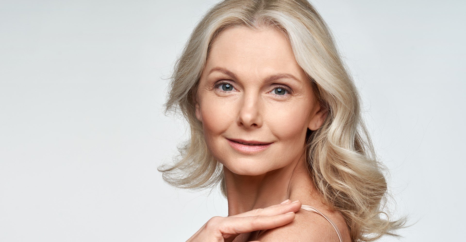 Modelo branca com cabelo grisalho