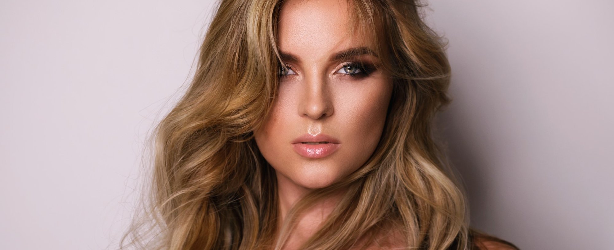 Modelo branca com cabelo loiro posando para foto