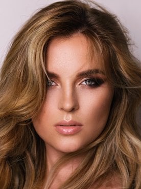 Modelo branca com cabelo loiro posando para foto