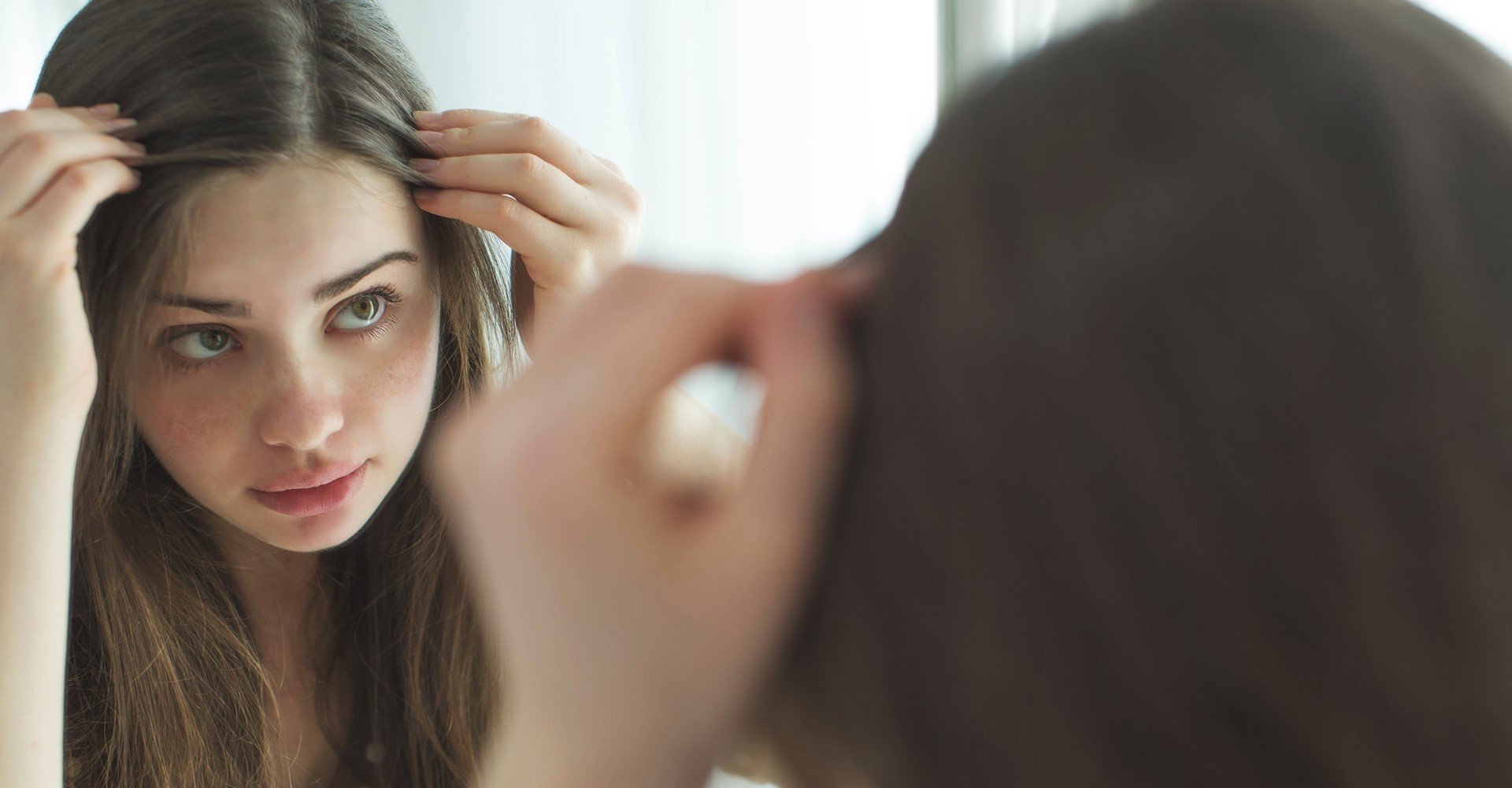 Modelo branca analisando seu couro cabeludo