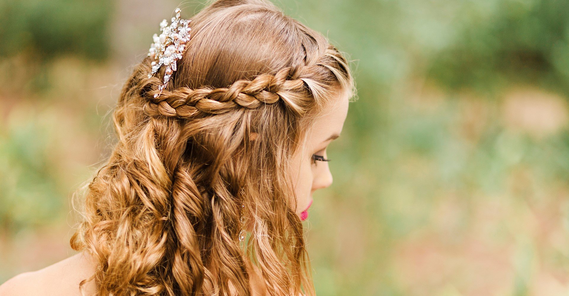 Modelo com cabelo semi preso trançado