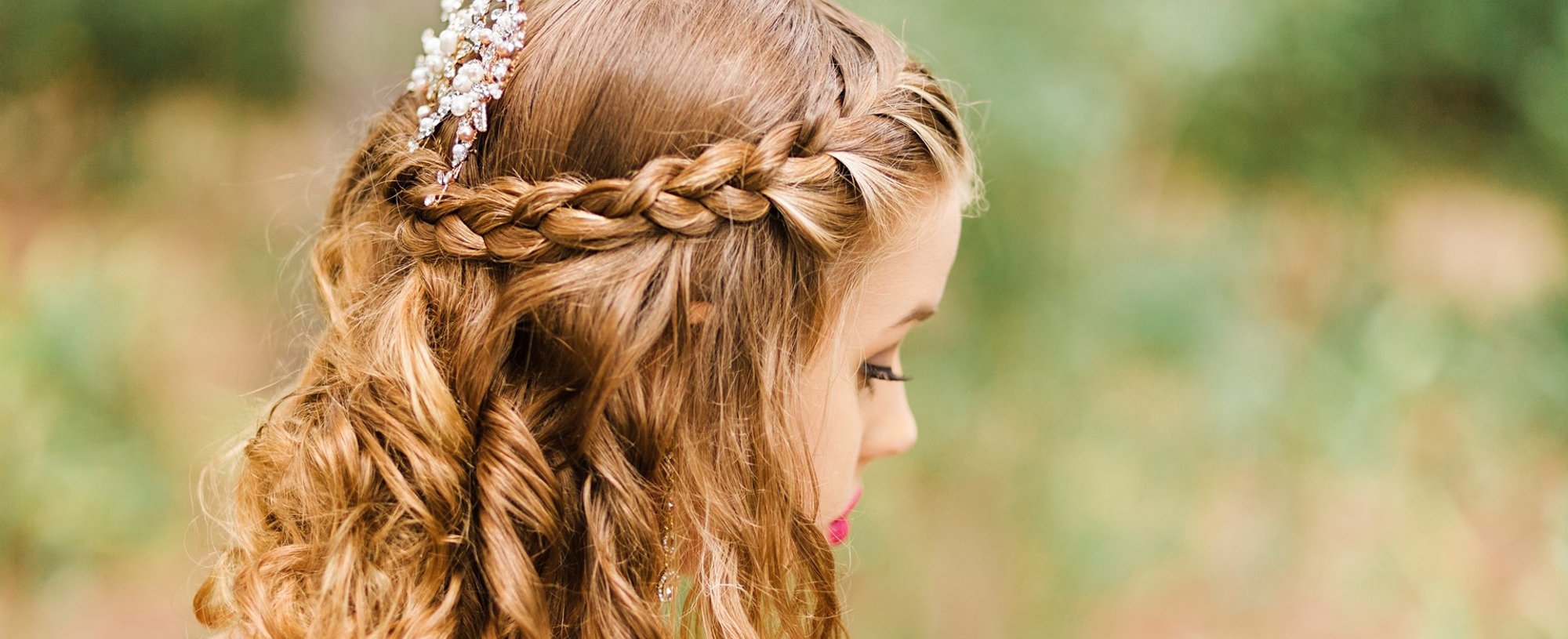 Modelo com cabelo semi preso trançado