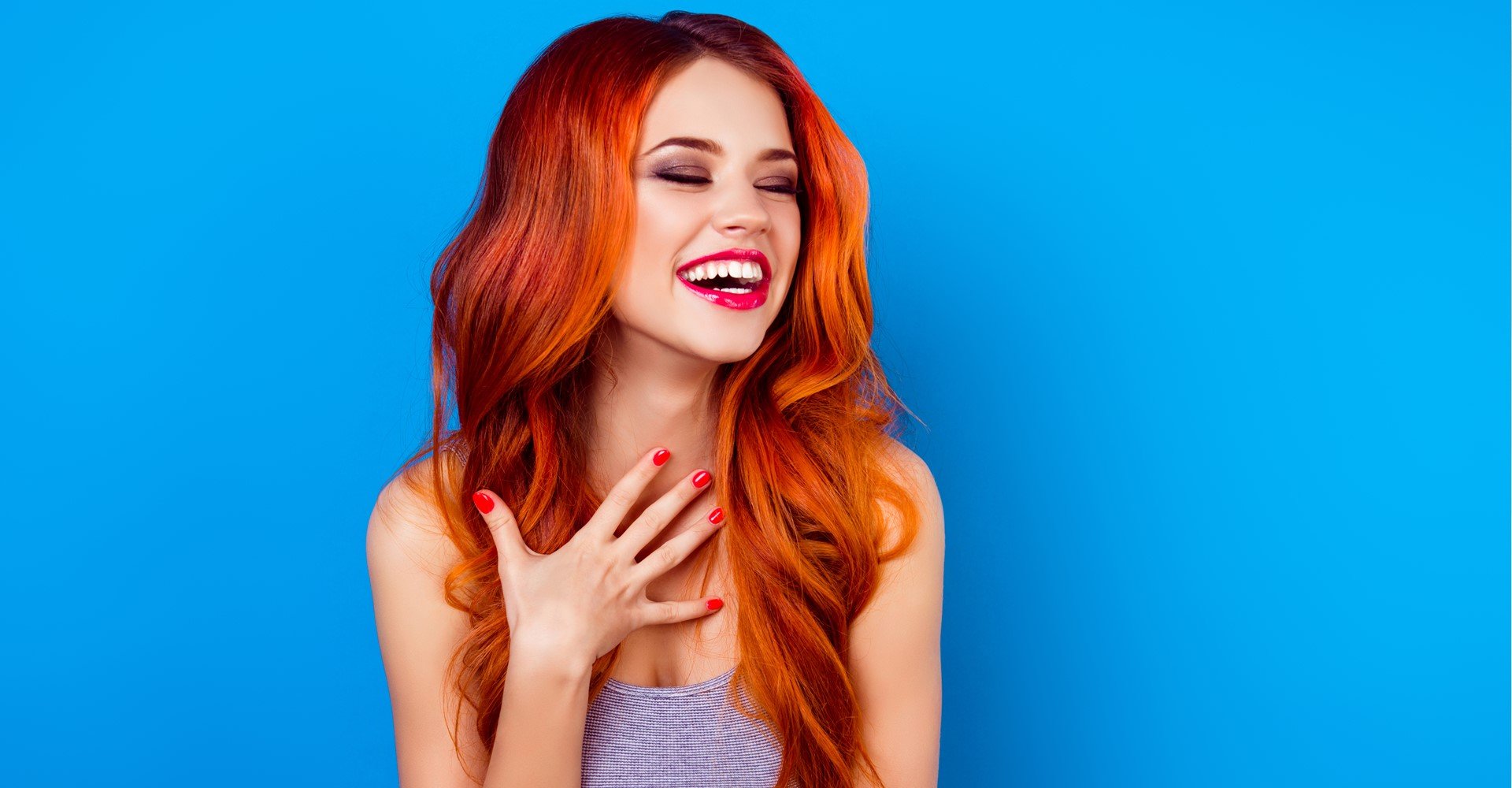 Modelo branca e ruiva sorrindo