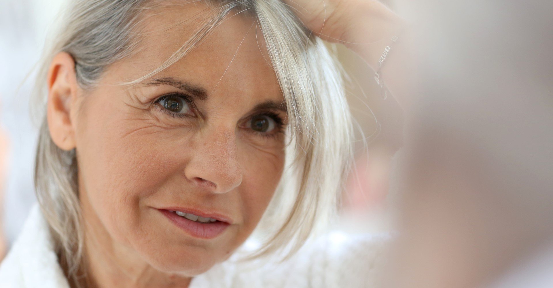 Modelo idosa com cabelos grisalhos