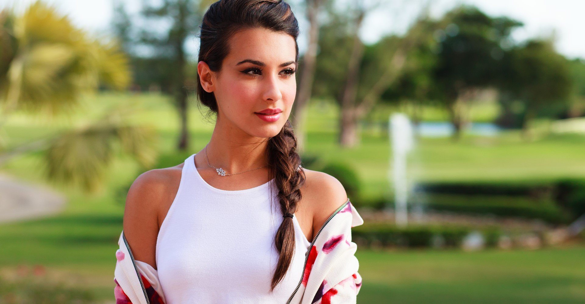 Modelo branca com trança no cabelo posando para a foto