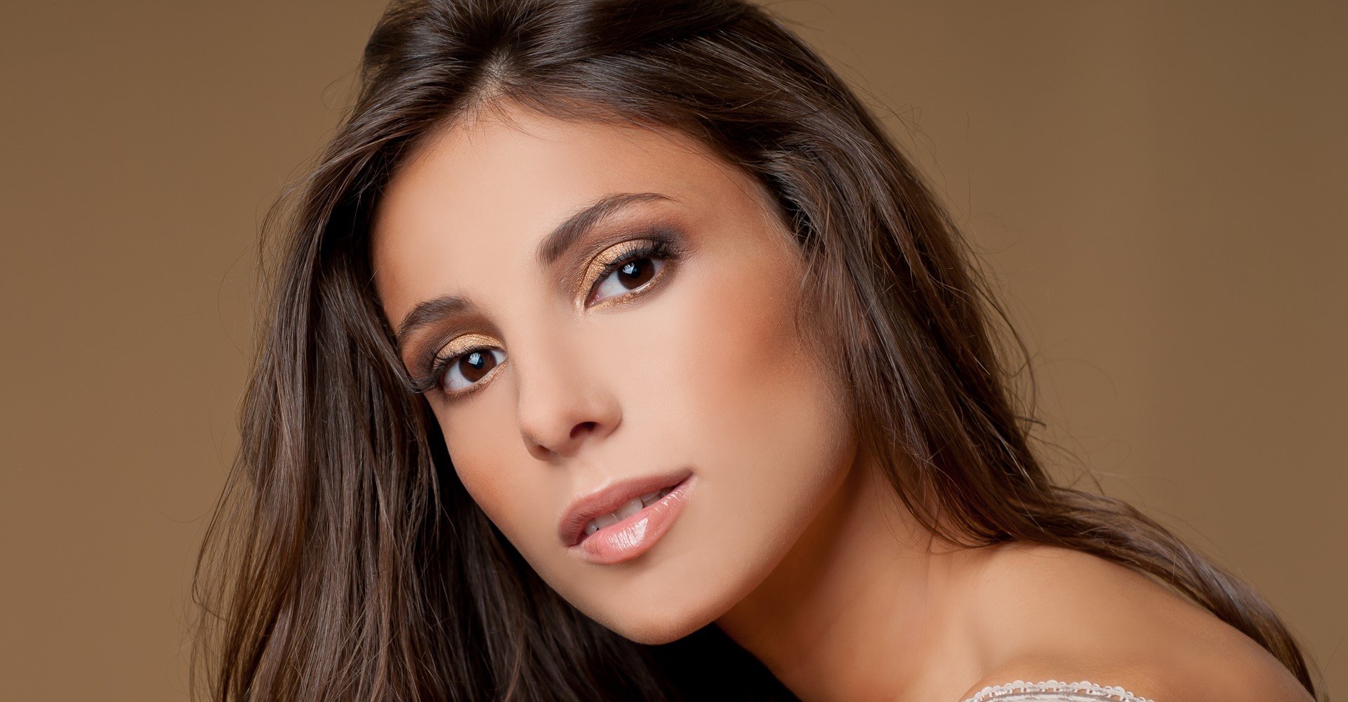 Modelo com cabelo liso posando para a foto