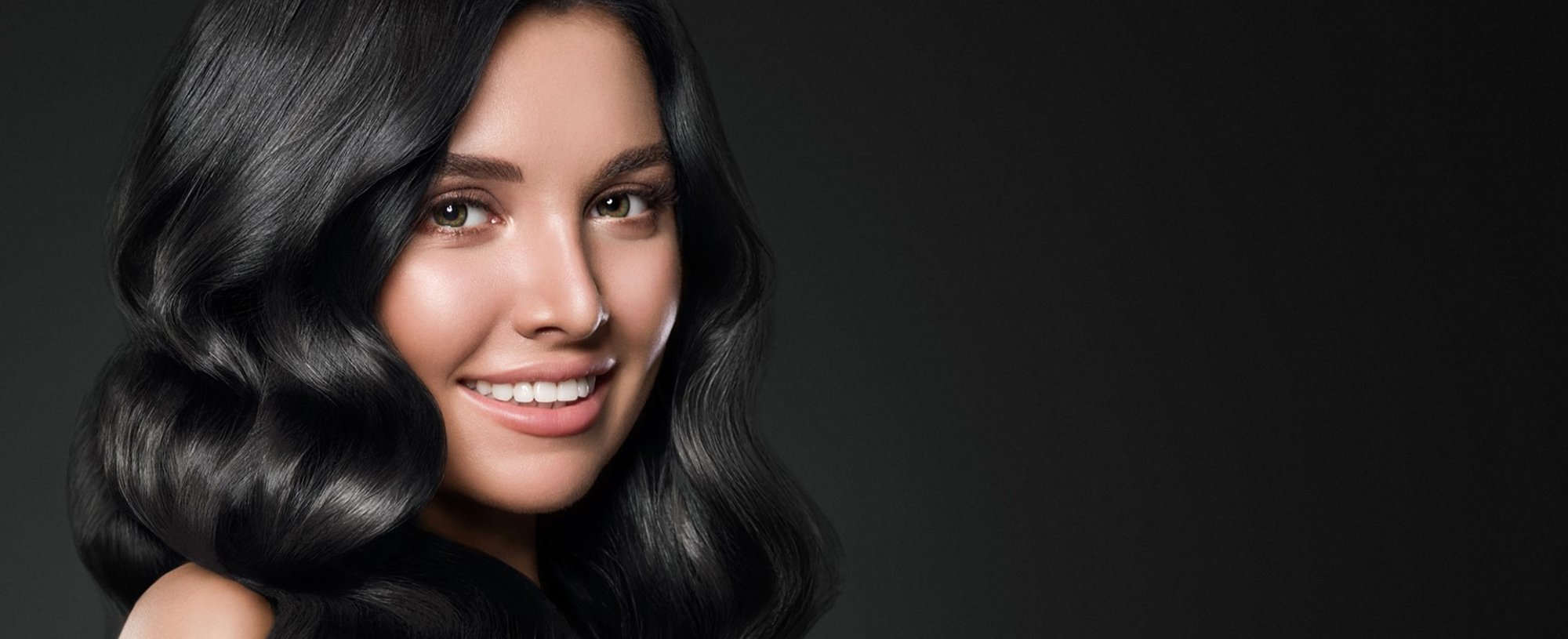 Modelo branca com cabelo preto posando para a foto