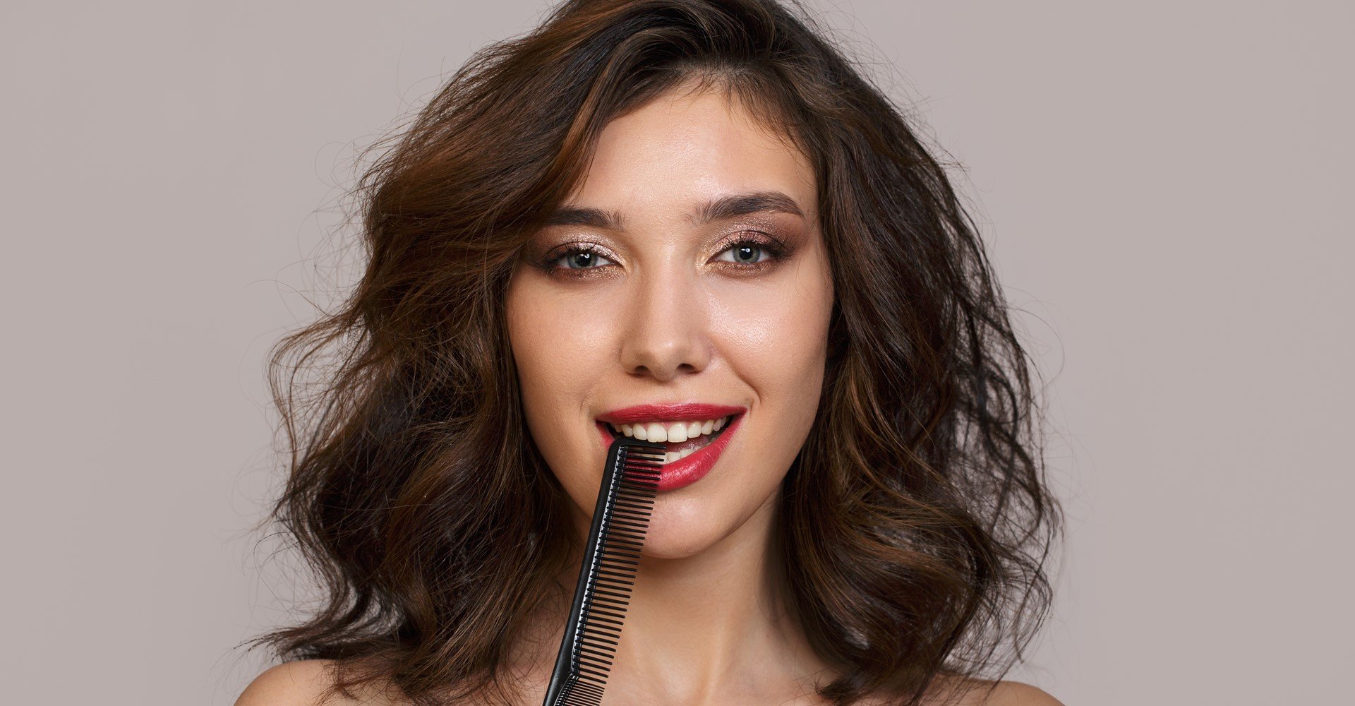 Modelo branca com cabelo corte médio e castanho