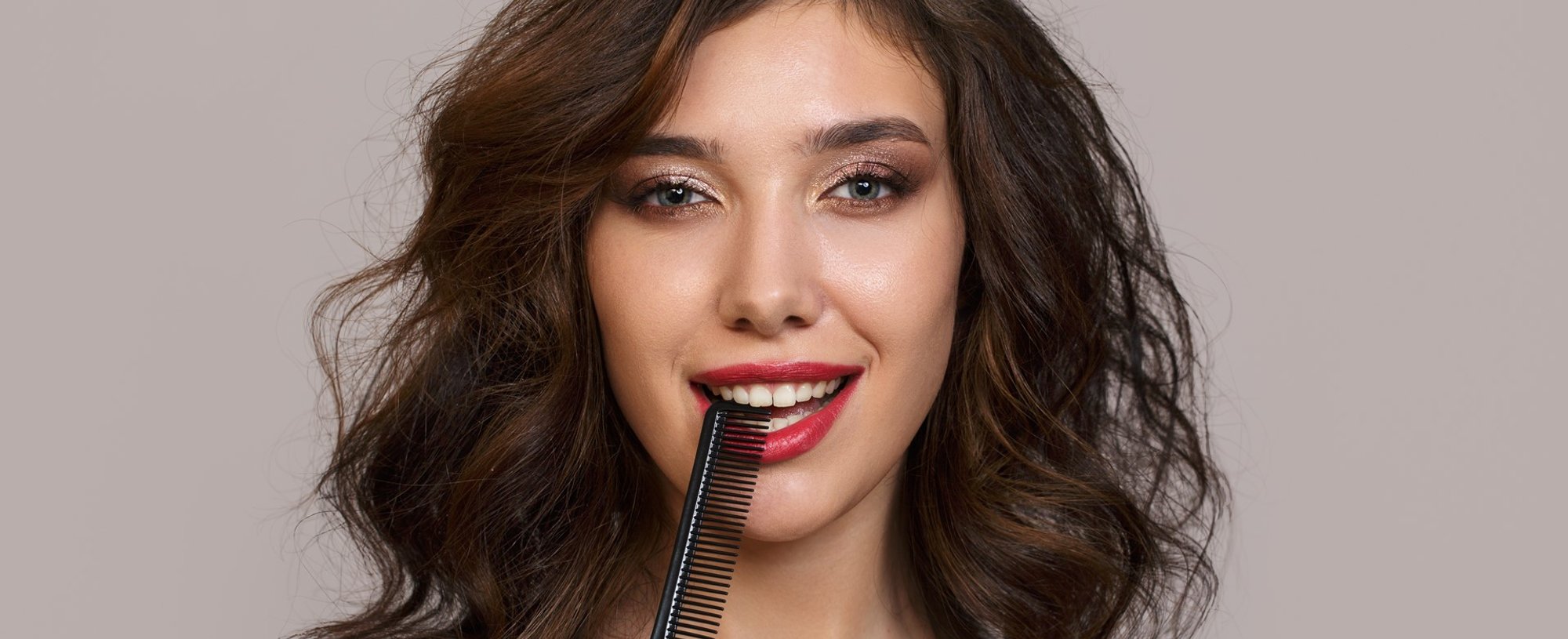 Modelo branca com cabelo corte médio e castanho